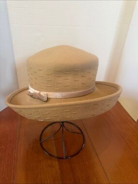 VTG Women’s Camel 100% Wool Felt Dress Church Hat w/ Gold Bead Embellishment
